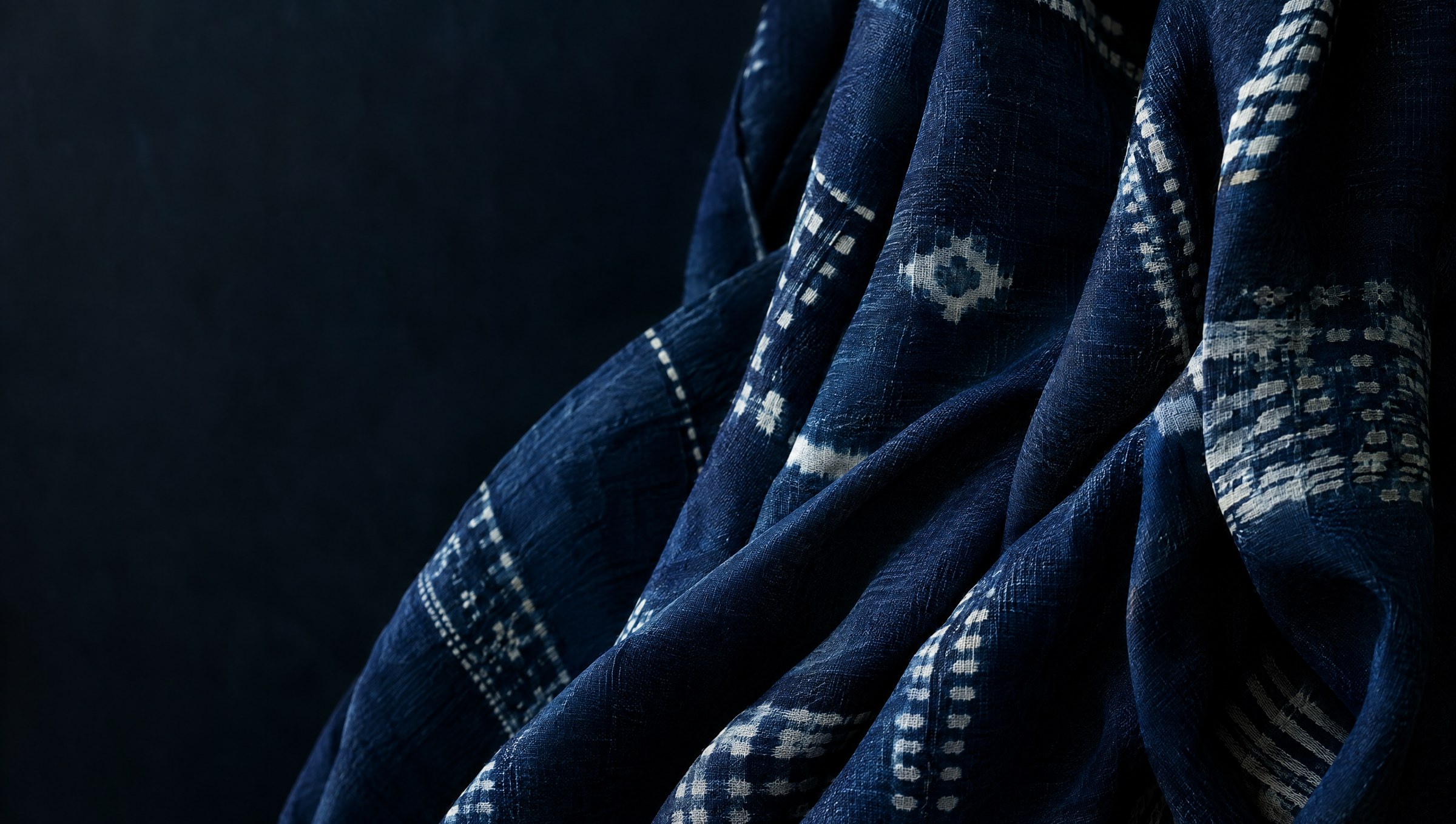 Plis d’un tissu teint à l’indigo